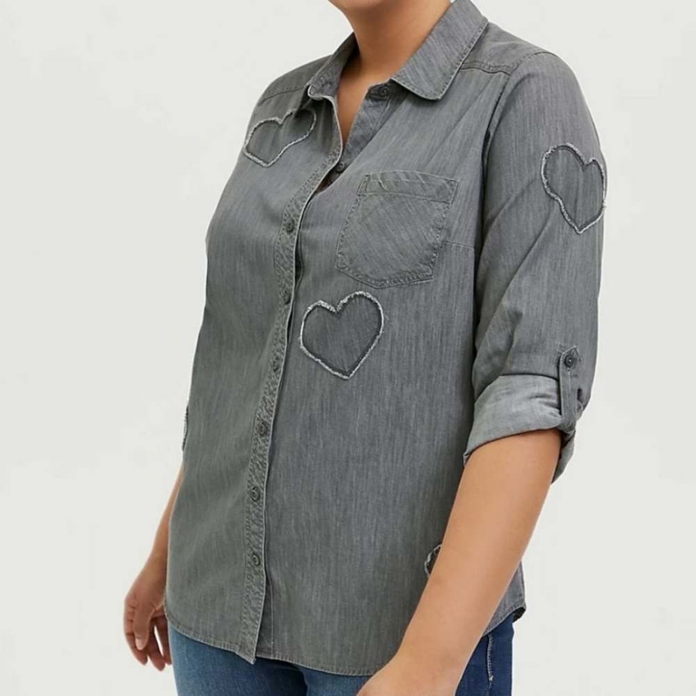 TORRID TAYLOR GREY DENIM HEART BUTTON RELAXED TOP NWT sz L